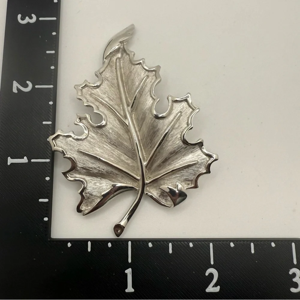 Large Vintage Crown Trifari Oak Leaf Silver‎ Toned Brooch